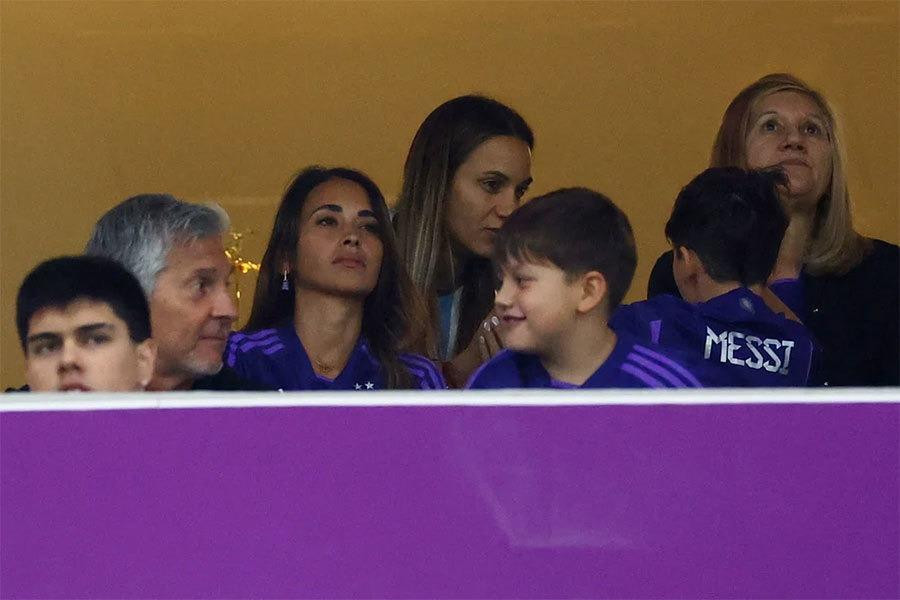 Bố mẹ Messi là bà Celia Maria Cuccittini, ông Jorge Messi, đồng thời là người đại diện của anh có mặt ở khán đài.