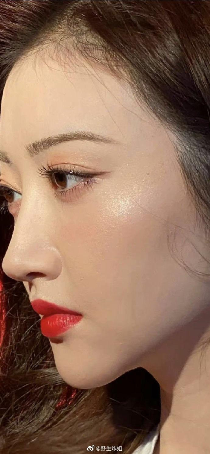 Bức hình chưa chỉnh sửa gây sốt của Cảnh Điềm. Cô make up kỹ càng nhưng không thể phủ nhận diễn viên có làn da đẹp, không nếp nhăn. Ảnh: Weibo.