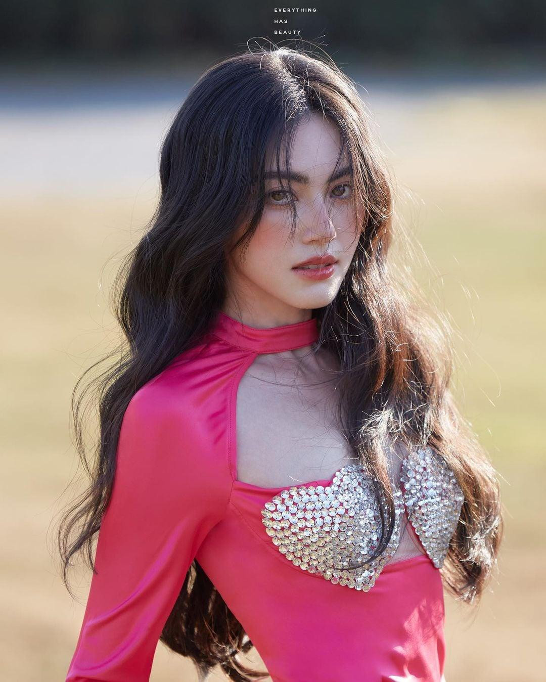 Ngọc nữ Thái Lan nhanh chóng nhận được “bão like” từ cư dân mạng vì sắc vóc ngày một thăng hạng. Nhiều người so sánh cô sở hữu nhan sắc tựa nữ thần.