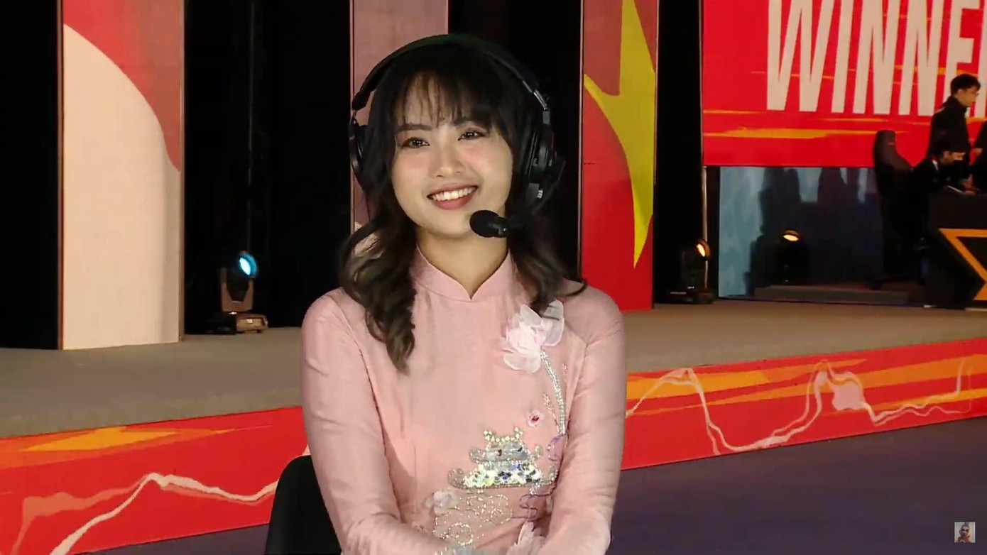 Nữ MC nhận được nhiều sự chú ý khi xuất hiện trong ngày thi đấu đầu tiên môn LMHT: Tốc chiến – đồng đội nam Nữ MC nhận được nhiều sự chú ý khi xuất hiện trong ngày thi đấu đầu tiên môn LMHT: Tốc chiến – đồng đội nam