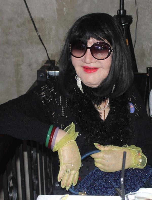 Khó có thể chấp nhận việc dung nhan bị thời gian tàn phá, bà lao mình vào những cuộc trùng tu nhan sắc không có điểm dừng. Cuối cùng, Thẩm Thúy Hằng phải gánh chịu những biến chứng dao kéo nặng nề không thể cứu vãn.