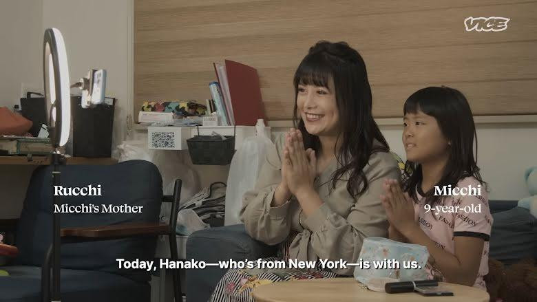 Micchi 9 tuổi được mẹ đưa đi cắt mí.