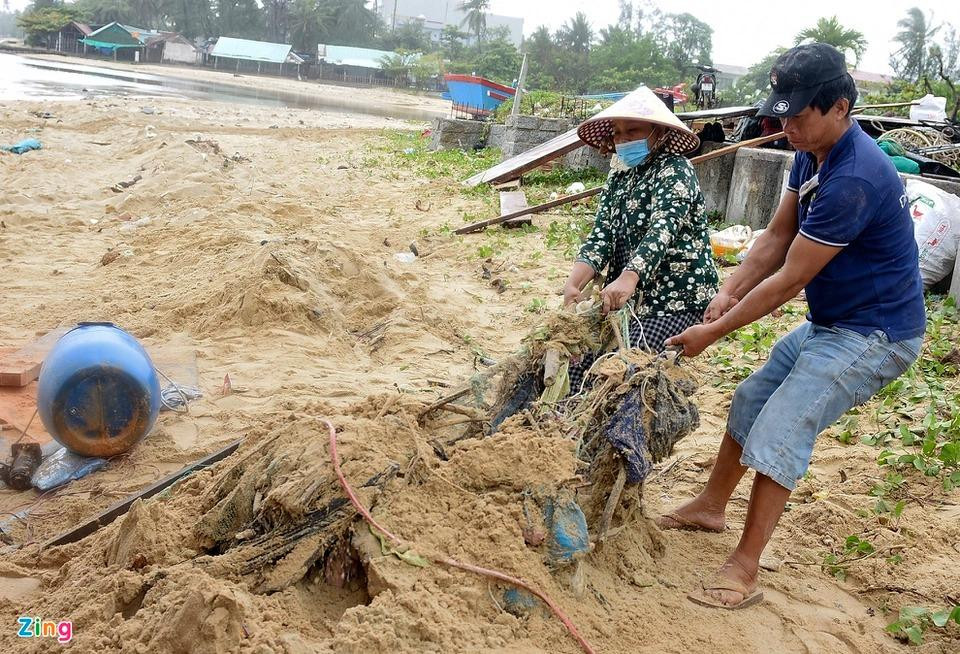 Họ đào bới, tìm kiếm ngư lưới cụ bị sóng đánh vùi dưới cát. Những ngày qua, huyện Tuy An đã huy động hơn 500 lượt cán bộ, chiến sĩ cùng ngư dân trục vớt được 24 tàu, thuyền. Tuy nhiên, các tàu này phần lớn đã hỏng nặng.