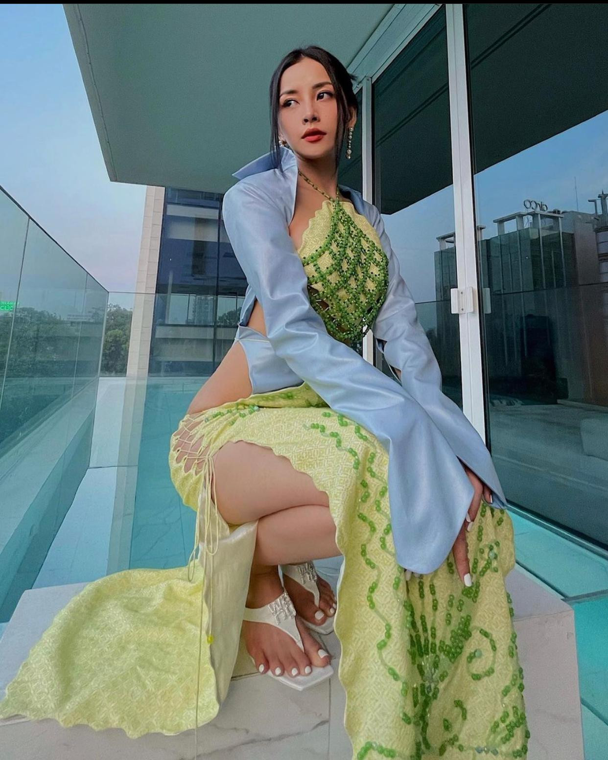 Bên cạnh những lời khen thì có nhiều bình luận cho rằng Chi Pu ăn mặc hở hang, khác xa phong cách kẹo ngọt thời xưa.