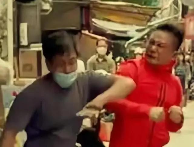 Tiền Gia Lạc được cho là người mặc áo đỏ, ẩu đả trên phố. Ảnh: Sina.