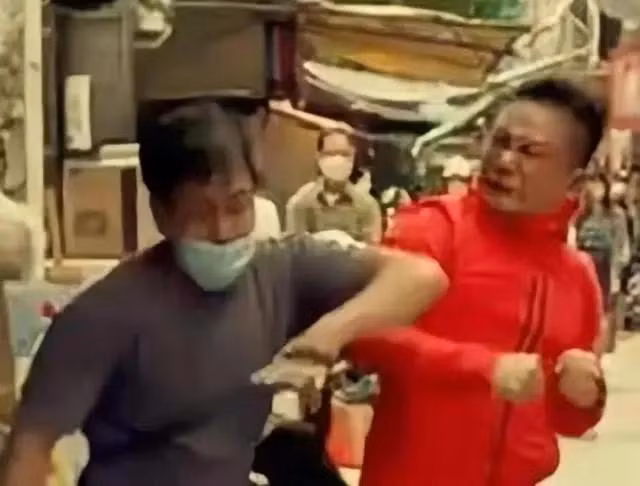 Tiền Gia Lạc được cho là người mặc áo đỏ, ẩu đả trên phố. Ảnh: Sina.