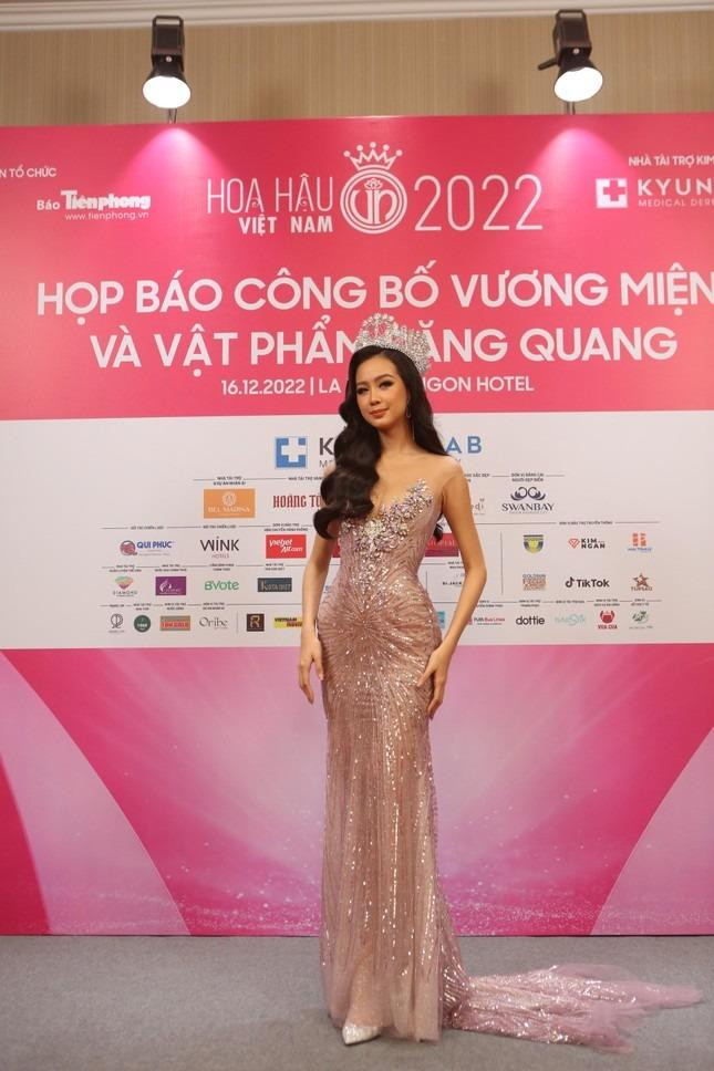 Giám khảo - Hoa hậu Liên lục địa 2022 Bảo Ngọc tạo điểm nhấn trên thảm đỏ với đầm bạc lấp lánh. Giám khảo - Hoa hậu Liên lục địa 2022 Bảo Ngọc tạo điểm nhấn trên thảm đỏ với đầm bạc lấp lánh.