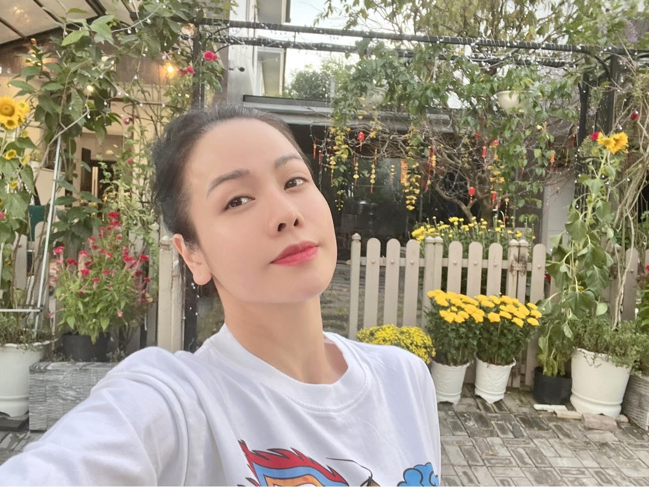 Nhật Kim Anh đăng tải bức ảnh tươi tắn cùng dòng trạng thái: "Vẫn còn một xíu mùa xuân".