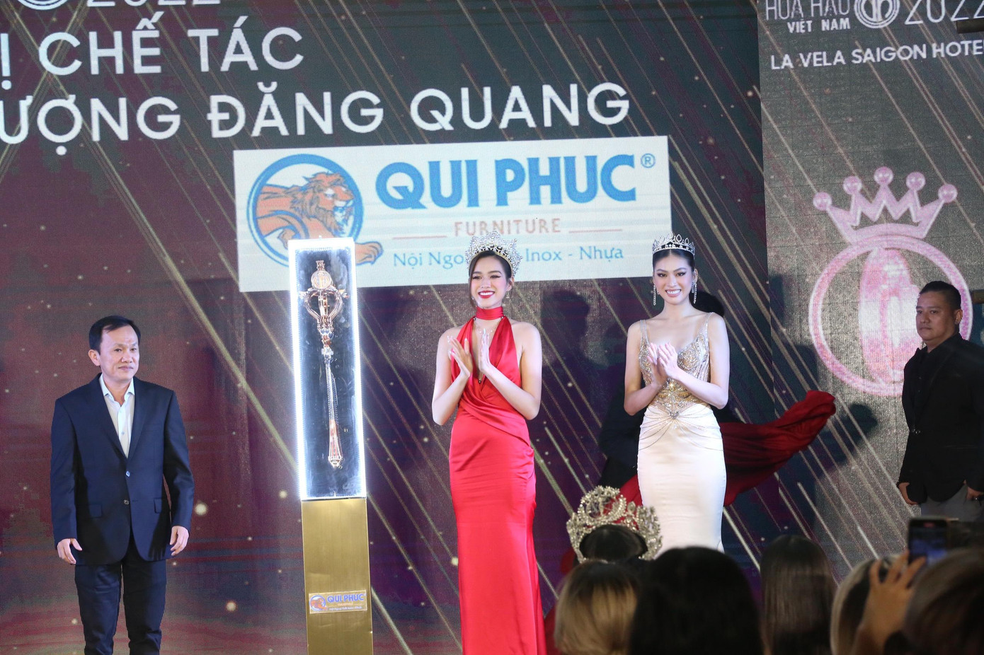 Quyền trượng Hoa hậu Việt Nam 2022 mang hình ảnh chim Lạc đang tung cánh, thể hiện khát vọng đưa nhan sắc Việt Nam bay xa. Chiếc quyền trượng được lắp ghép tinh xảo, đính kết gần 800 viên đá quý.