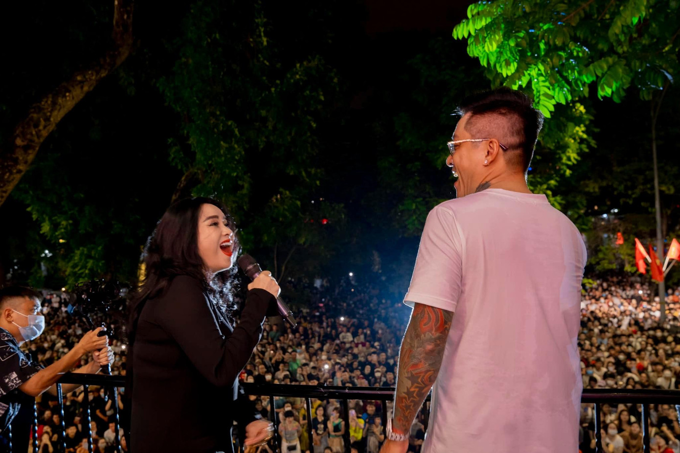 Diva Thanh Lam có mặt trong đêm diễn miễn phí của Tuấn Hưng. Ảnh: FBNV Diva Thanh Lam có mặt trong đêm diễn miễn phí của Tuấn Hưng. Ảnh: FBNV