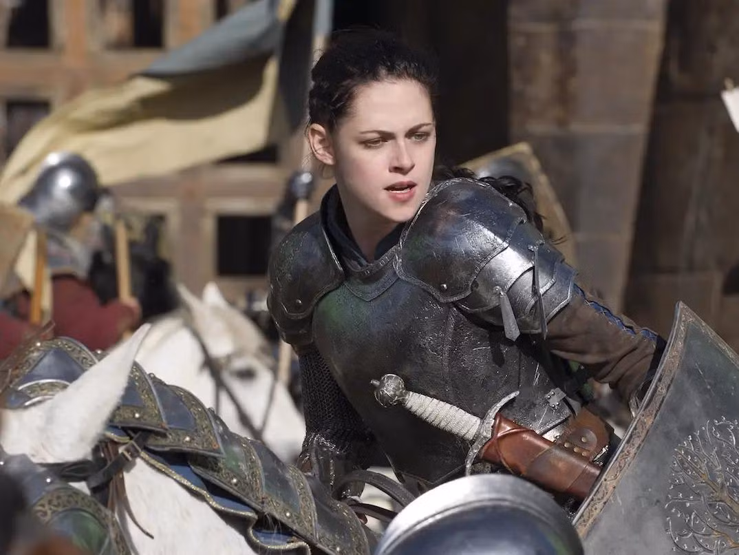 Ở Snow White and the Huntsman (Bạch Tuyết và gã thợ săn) sản xuất năm 2012, khán giả được chứng kiến một Bạch Tuyết của Kristen Stewart thú vị khi được “anh hùng hóa”, mạnh mẽ với gươm giáp trên lưng ngựa đánh trận trong bối cảnh châu Âu thời kỳ trung cổ. Ở Snow White and the Huntsman (Bạch Tuyết và gã thợ săn) sản xuất năm 2012, khán giả được chứng kiến một Bạch Tuyết của Kristen Stewart thú vị khi được “anh hùng hóa”, mạnh mẽ với gươm giáp trên lưng ngựa đánh trận trong bối cảnh châu Âu thời kỳ trung cổ.