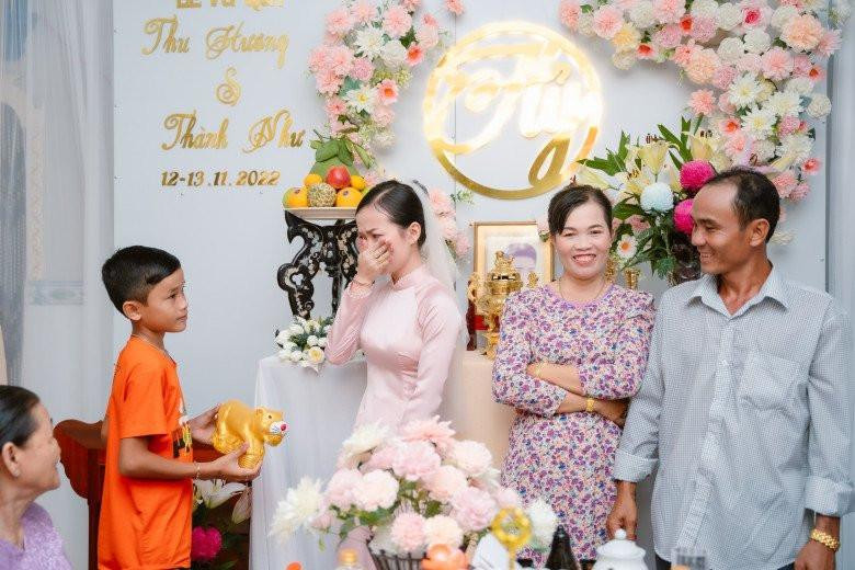 Em trai mang quà tặng khiến chị gái xúc động.