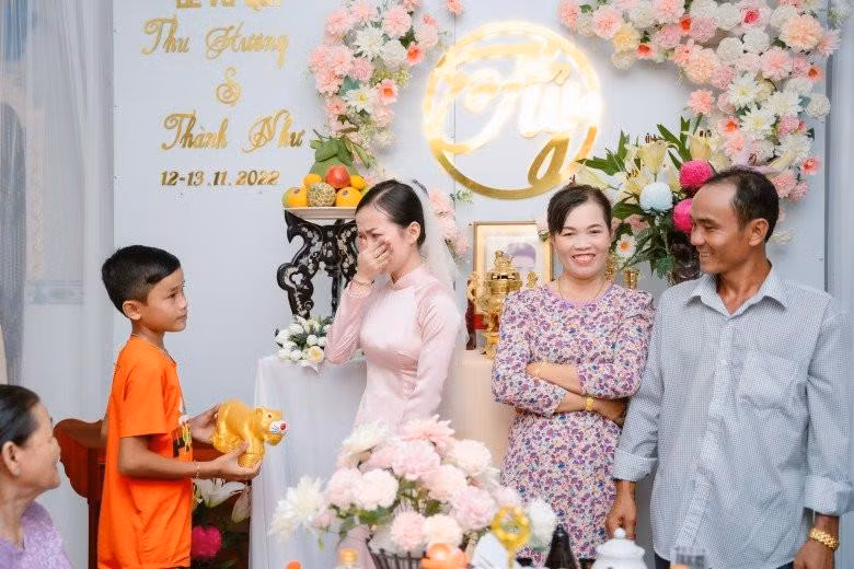 Em trai mang quà tặng khiến chị gái xúc động.