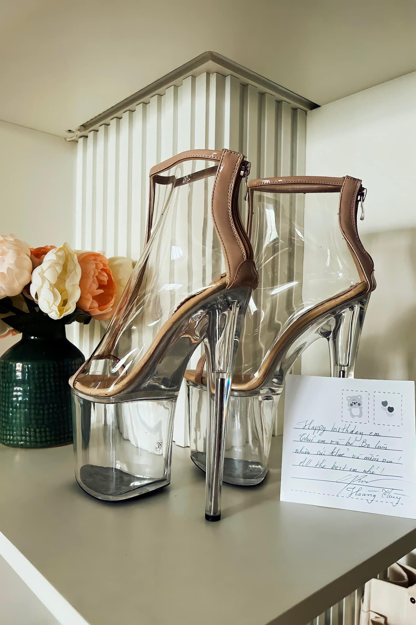 Món quà sinh nhật cực chất từ Hoàng Thùy dành tặng cho Hòa Minzy Món quà sinh nhật cực chất từ Hoàng Thùy dành tặng cho Hòa Minzy