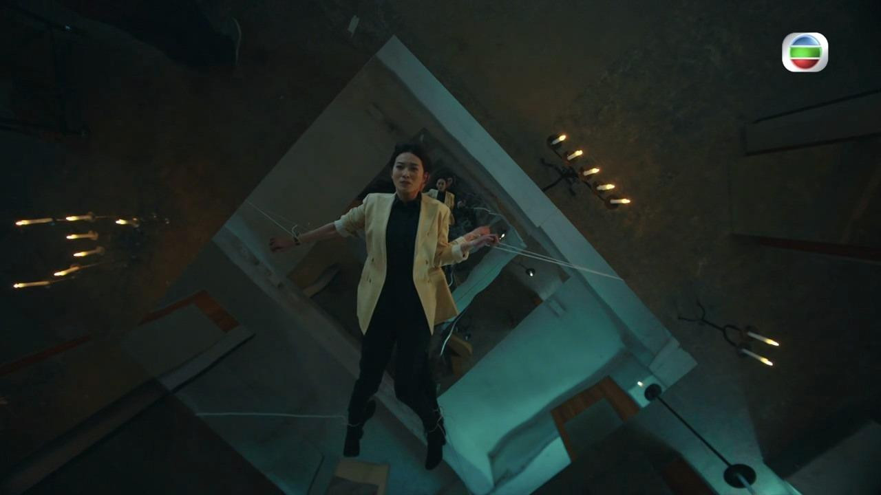 Diễn viên có hai cảnh bị bắt trói. Ảnh: Topick.