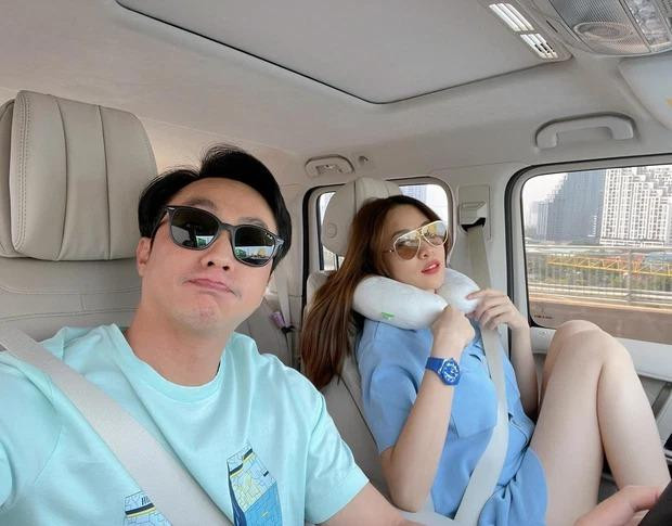 Cặp đôi cập nhật hình ảnh hạnh phúc bên nhau