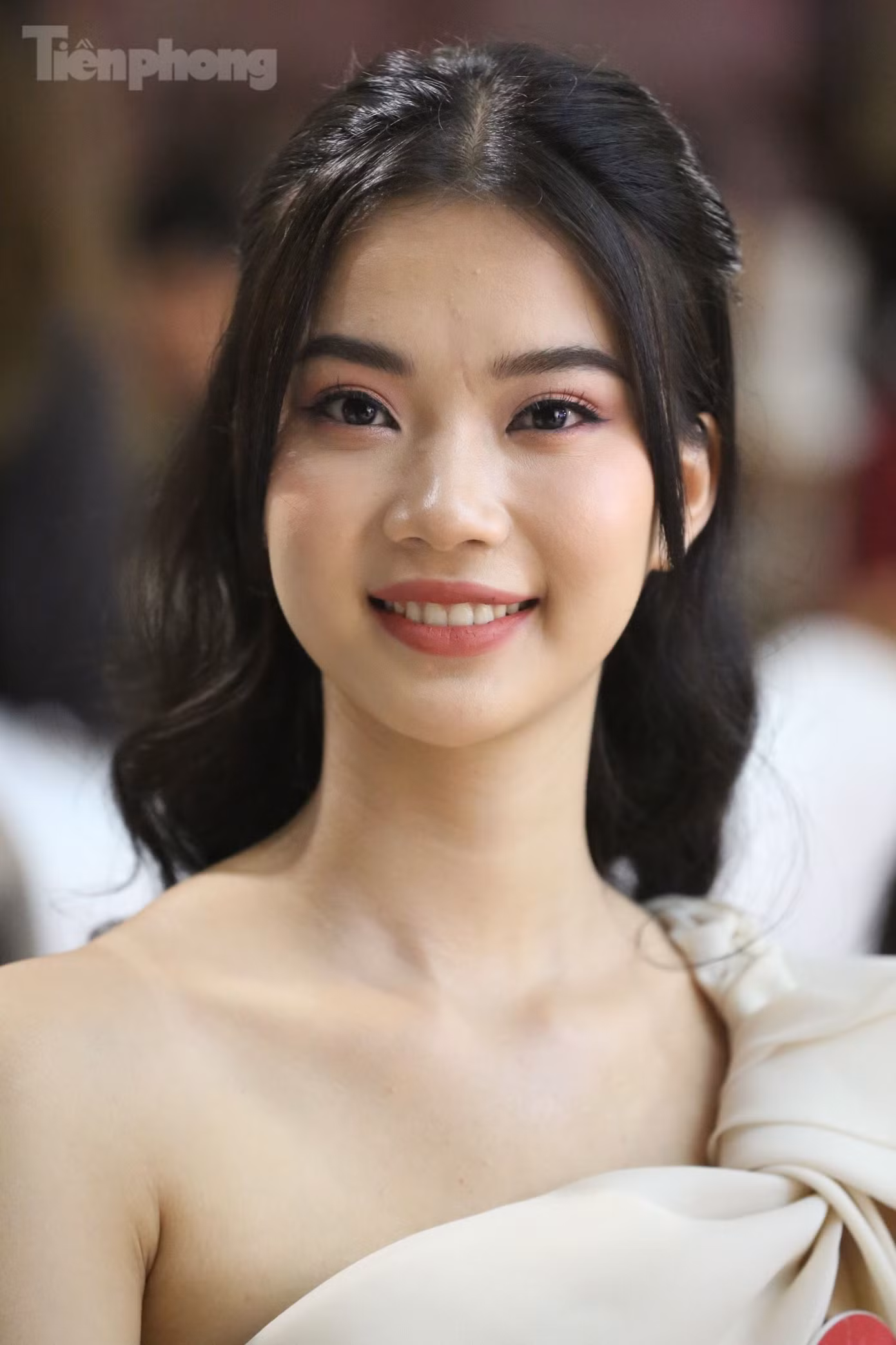 Hoàng Hương Giang cho biết cô chịu nhiều áp lực khi bị gắn mác “con nhà người ta”. Dù cố gắng thể hiện ở vòng chung khảo, thí sinh đến từ Bắc Giang vẫn bị miệt thị ngoại hình. Những phút yếu lòng, cô khóc một mình vì xấu hổ, mặc cảm và không thể giải tỏa: “Tôi biết mình cần mạnh mẽ hơn vì khi tham gia cuộc thi đã trở thành người của công chúng nhưng tôi vẫn cho bản thân những giây phút yếu lòng. Tôi tin khi giải tỏa tâm trạng tôi có thể bước đi mạnh mẽ hơn”. Ảnh: Trọng Tài.