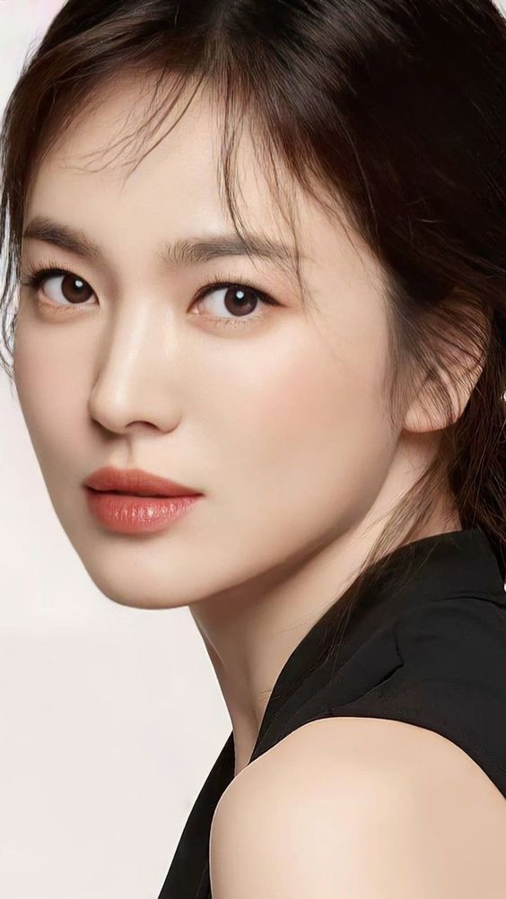 Cận nhan sắc của Katy Louise Saunders (trái) và Song Hye Kyo. Ảnh: Pinterest. Cận nhan sắc của Katy Louise Saunders (trái) và Song Hye Kyo. Ảnh: Pinterest.