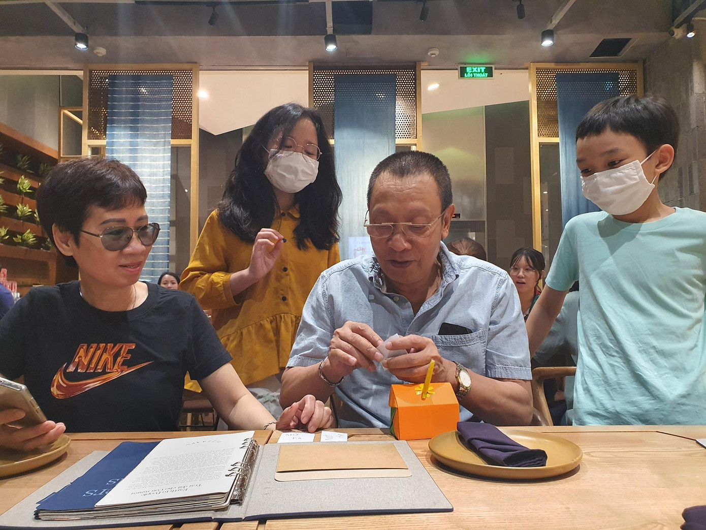 Nhà báo, MC kỳ cựu Lại Văn Sâm đón sinh nhật tuổi 65 cùng gia đình vào ngày 10/6 vừa qua. Nhà báo, MC kỳ cựu Lại Văn Sâm đón sinh nhật tuổi 65 cùng gia đình vào ngày 10/6 vừa qua.