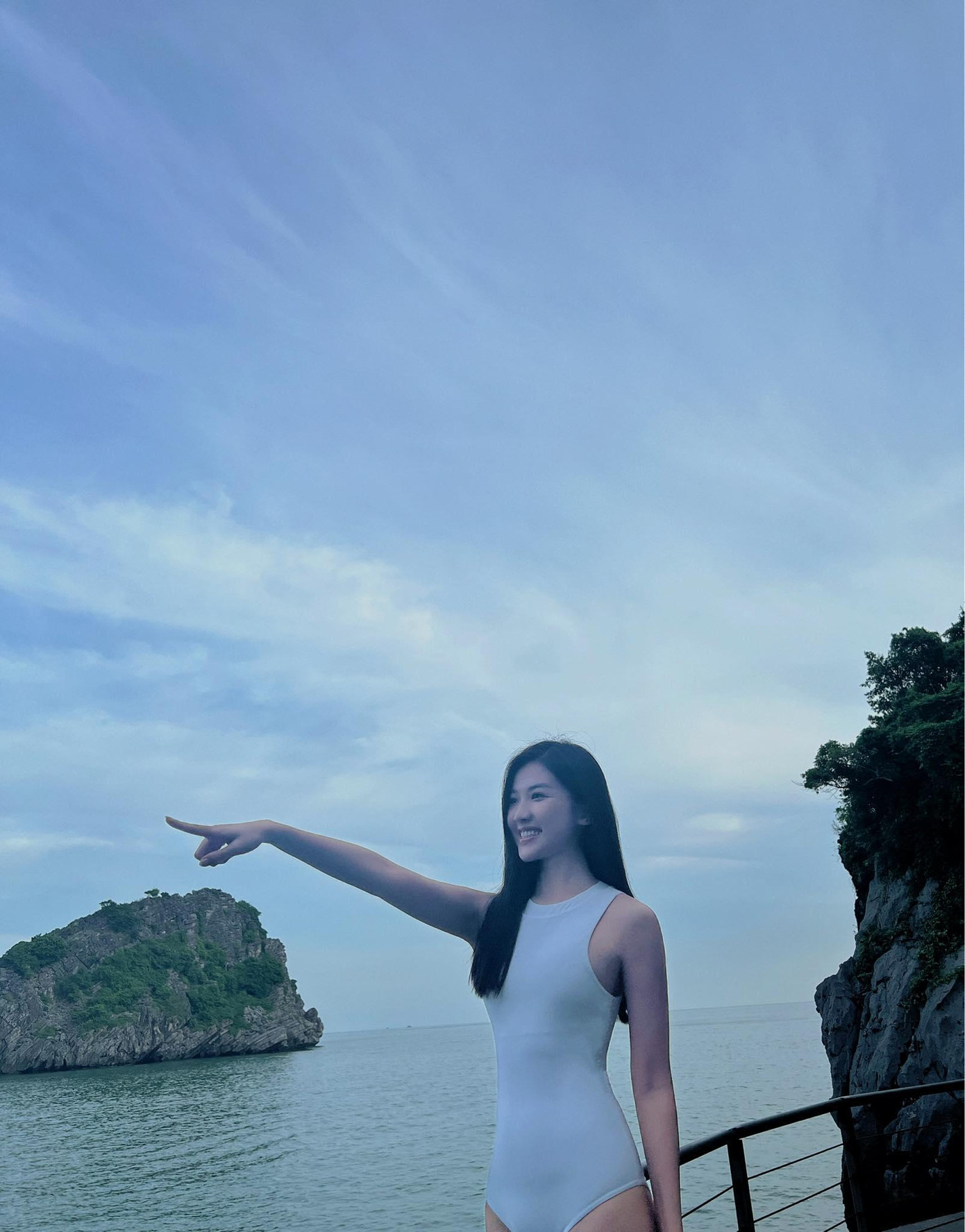 Lương Thanh diện bộ áo tắm trắng tinh tôn lên đường cong cơ thể gợi cảm.