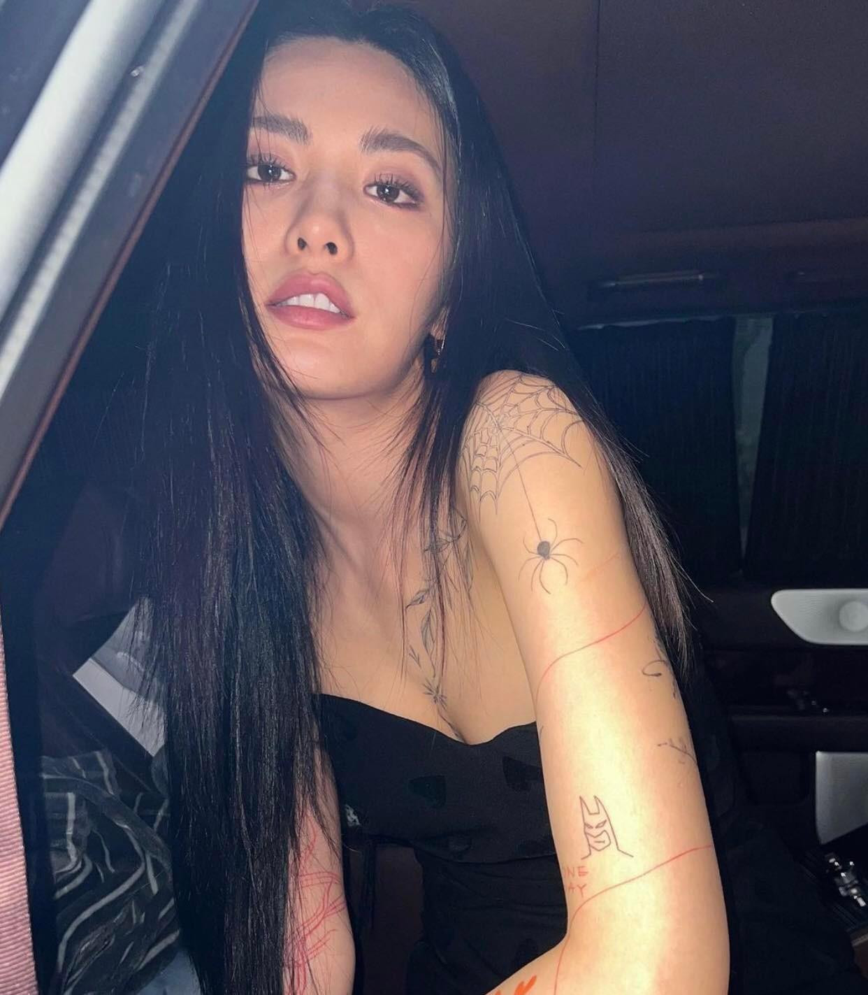 Nana khẳng định xăm hình từ vai xuống mắt cá chân. Ảnh: jin_a_nana. Nana khẳng định xăm hình từ vai xuống mắt cá chân. Ảnh: jin_a_nana.