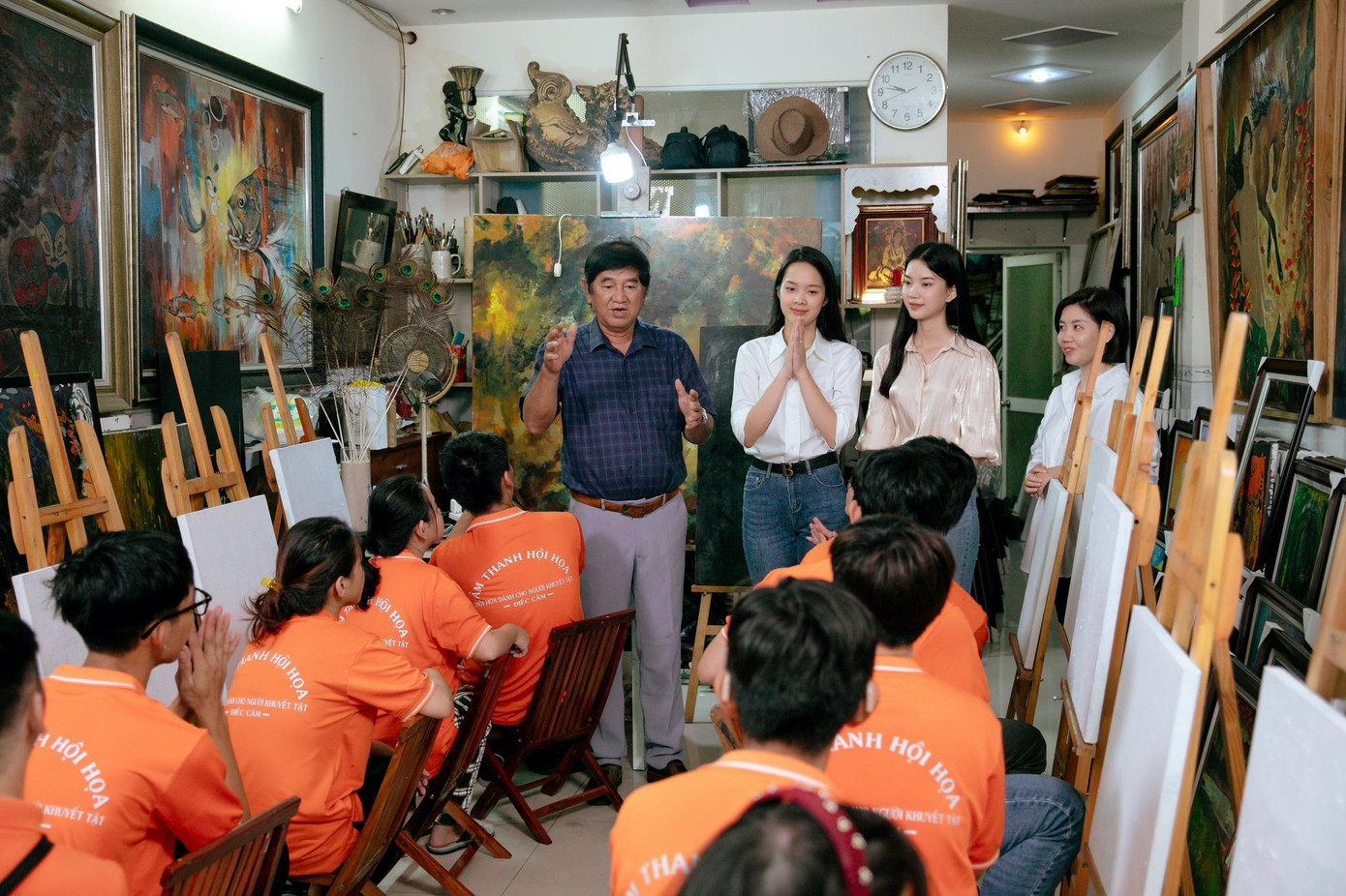 Hai thí sinh Hoàng Hương Giang (SBD 177) và Trần Gia Hân (SBD 081) đến với lớp học không âm thanh của họa sĩ Văn Y.