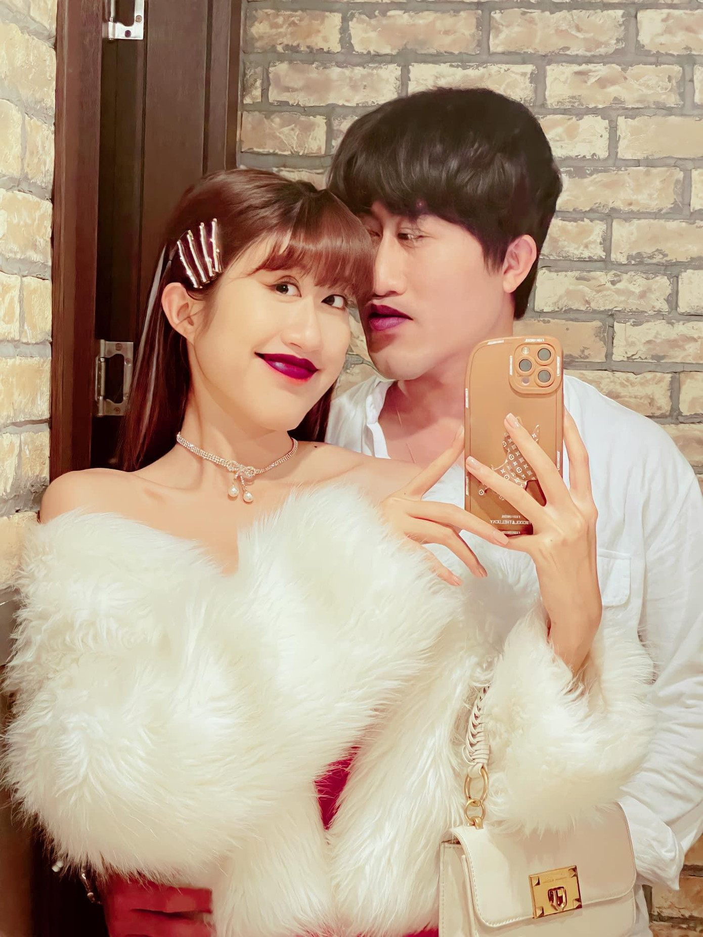 Doãn Quốc Đam chia sẻ bức ảnh hài hước chụp cùng Ngọc Huyền đã được chỉnh sửa