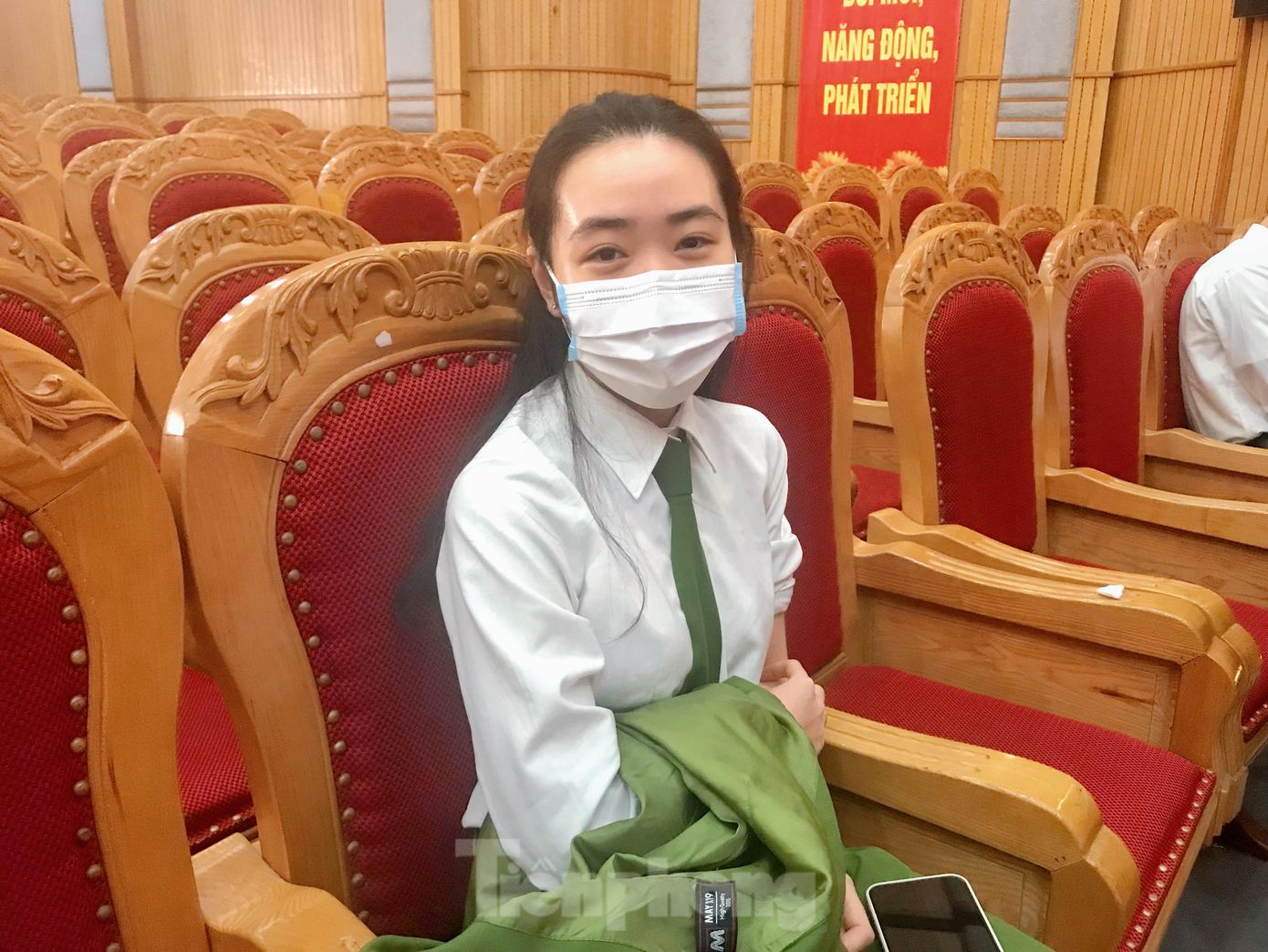 Bạn Trần Thảo Ngân, học viên Học viện Cảnh sát Nhân dân có mặt từ sớm để hiến máu Bạn Trần Thảo Ngân, học viên Học viện Cảnh sát Nhân dân có mặt từ sớm để hiến máu