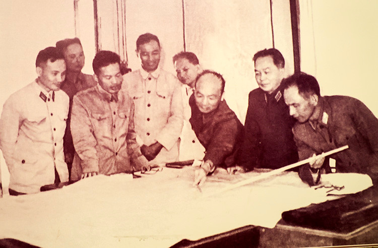 Bức ảnh ghi lại khi Tổng Tham mưu phó và các đồng chí ở Bộ Tư lệnh Quân chủng Phòng không - Không quân trình bày kế hoạch bảo vệ vùng trời Hà Nội với Đại tướng Võ Nguyên Giáp. Bức ảnh ghi lại khi Tổng Tham mưu phó và các đồng chí ở Bộ Tư lệnh Quân chủng Phòng không - Không quân trình bày kế hoạch bảo vệ vùng trời Hà Nội với Đại tướng Võ Nguyên Giáp.