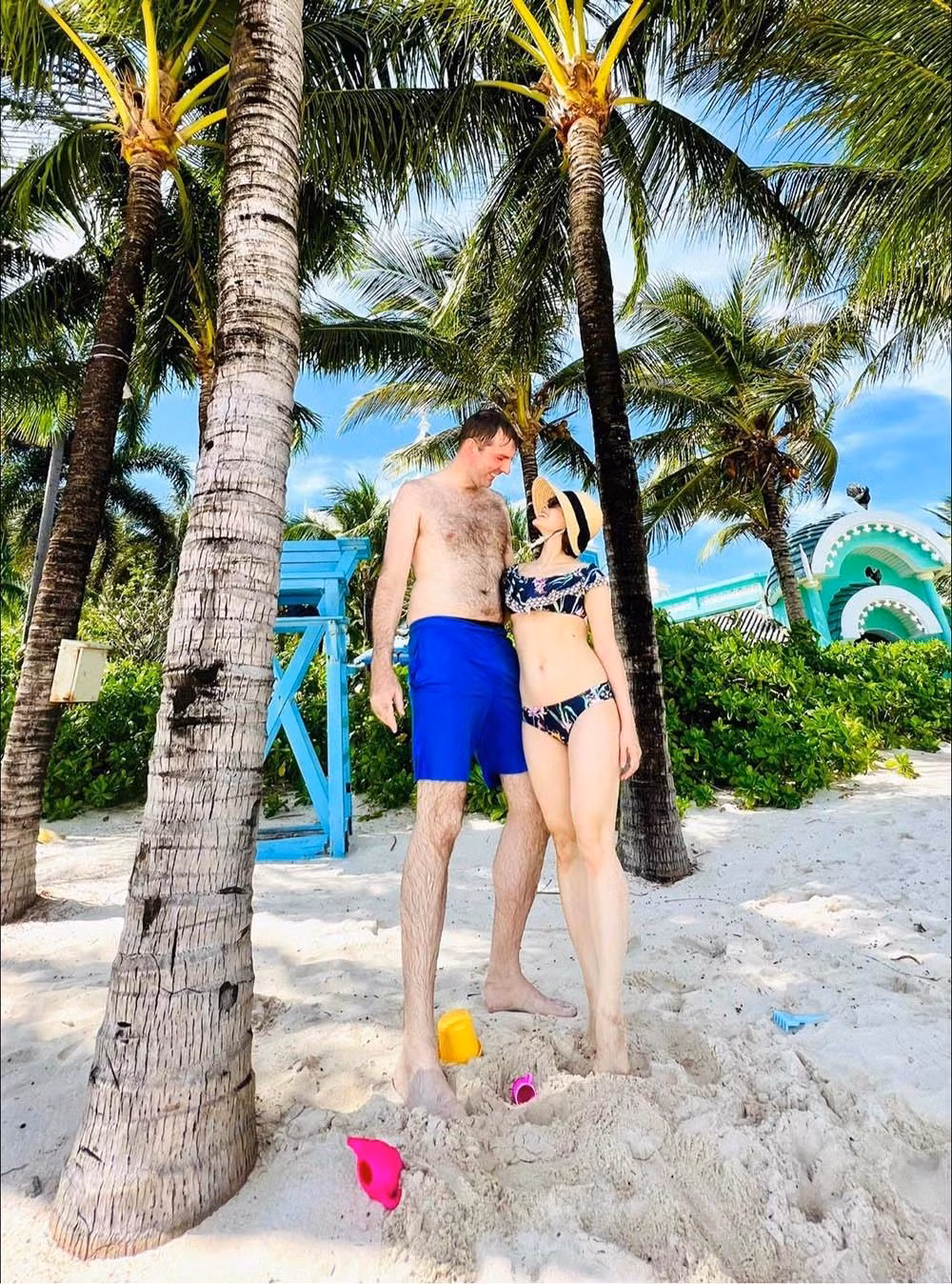 Gần đây, nữ diễn viên diện bikini khoe vóc dáng thon gọn bên cạnh ông xã ngoại quốc khiến người hâm mộ thích thú.