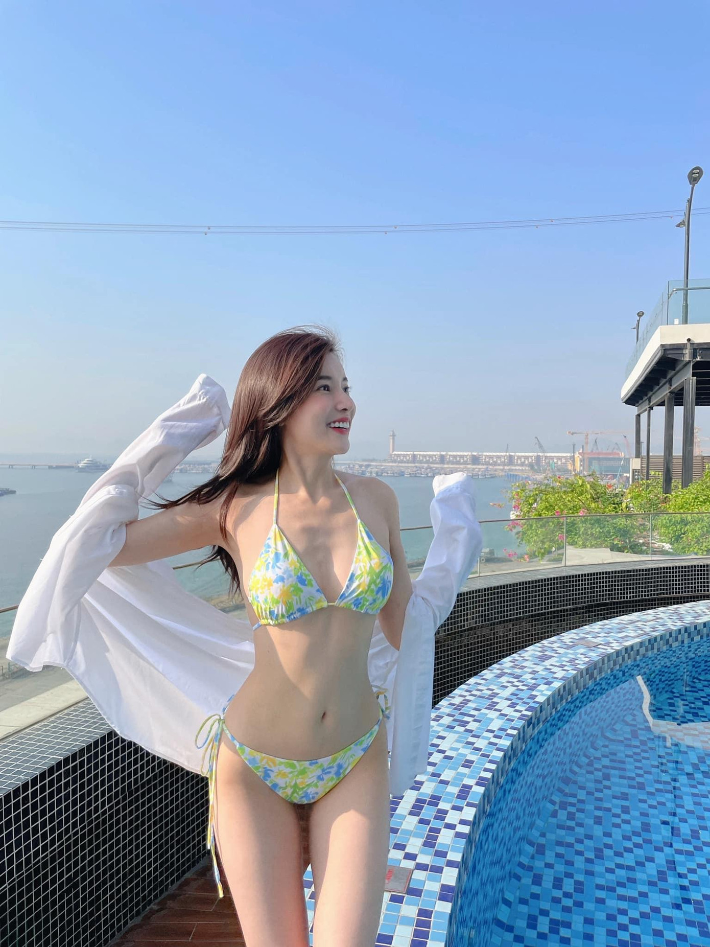 Cao Thái Hà gây chú ý khi “xả” kho ảnh bikini mới. Trong ảnh, diễn viên Bão Ngầm khoe đường cong chữ S với bộ bikini 2 mảnh họa tiết nổi bật.