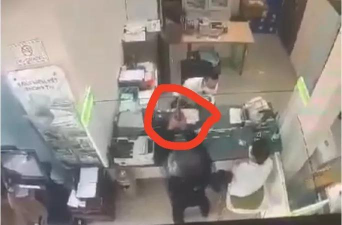 Đối tượng dùng vật giống súng uy hiếp nhân viên ngân hàng.