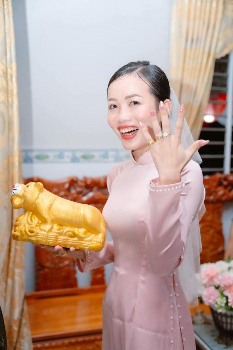 Cô dâu Thu Hương sẽ giữ món quà, tiếp tục tiết kiệm để tặng lại em khi em cưới vợ.