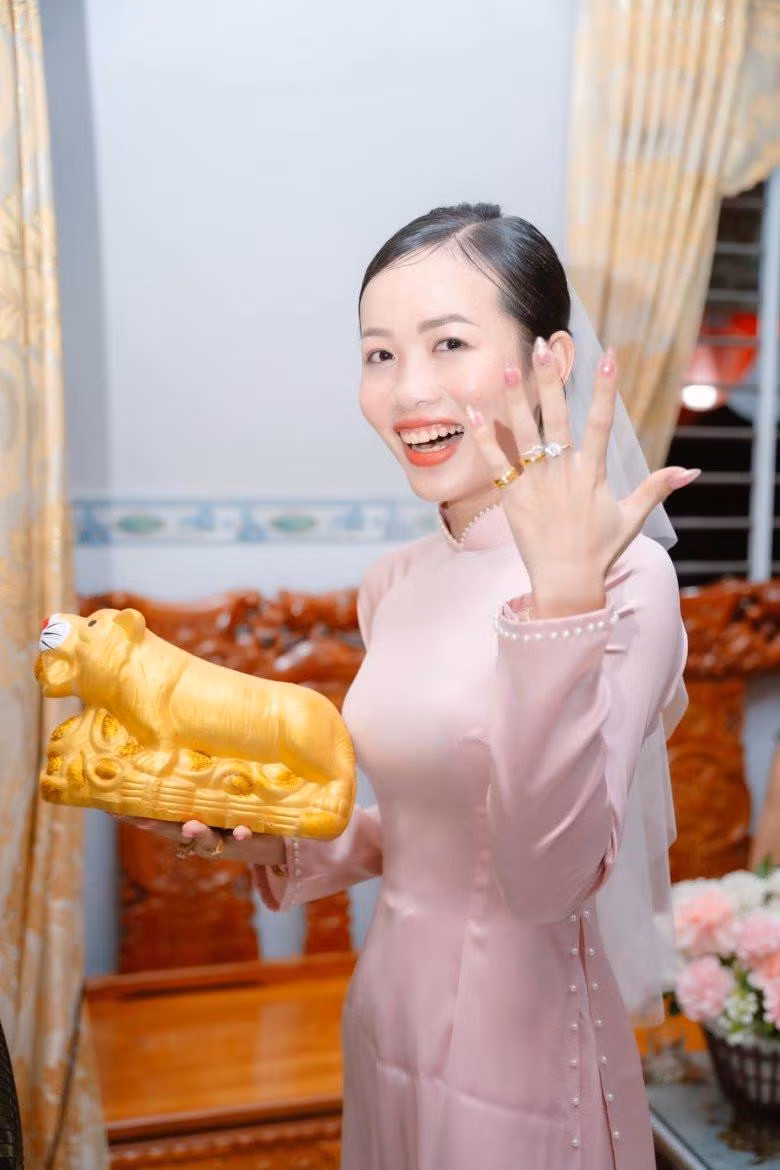Cô dâu Thu Hương sẽ giữ món quà, tiếp tục tiết kiệm để tặng lại em khi em cưới vợ.