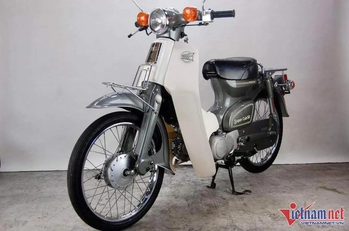 Chiếc Cub 50 đời đầu từ năm 1981 vẫn nguyên zin, mới cứng.