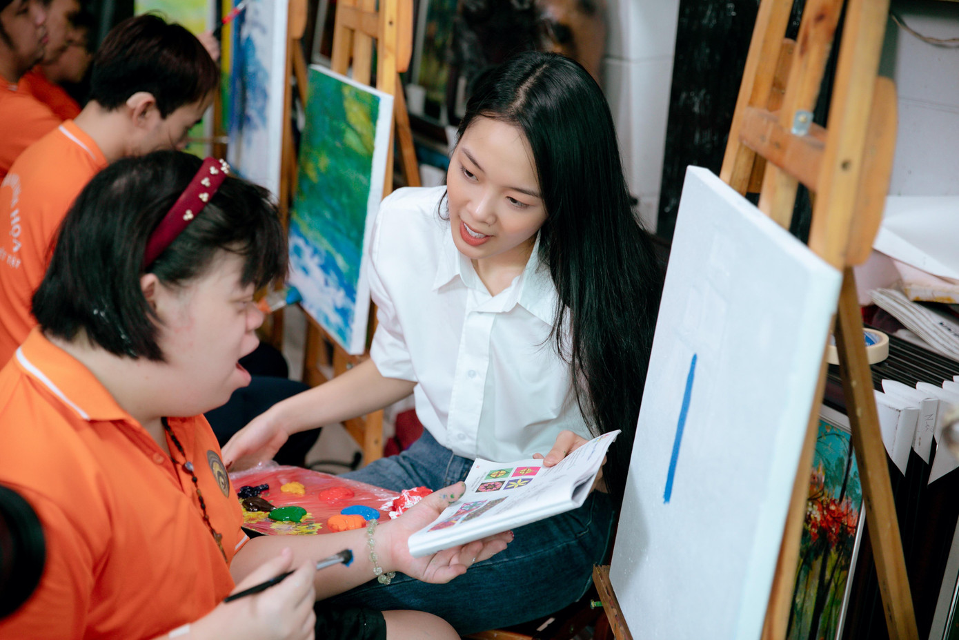 Hương Giang cùng Gia Hân trò chuyện với các học viên.