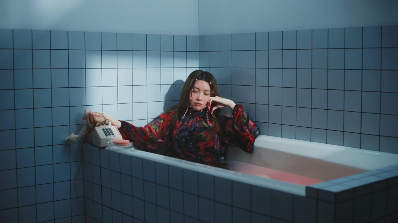 Hai MV đều có cảnh ngồi trong bồn tắm. Ảnh: Chụp màn hình MV.