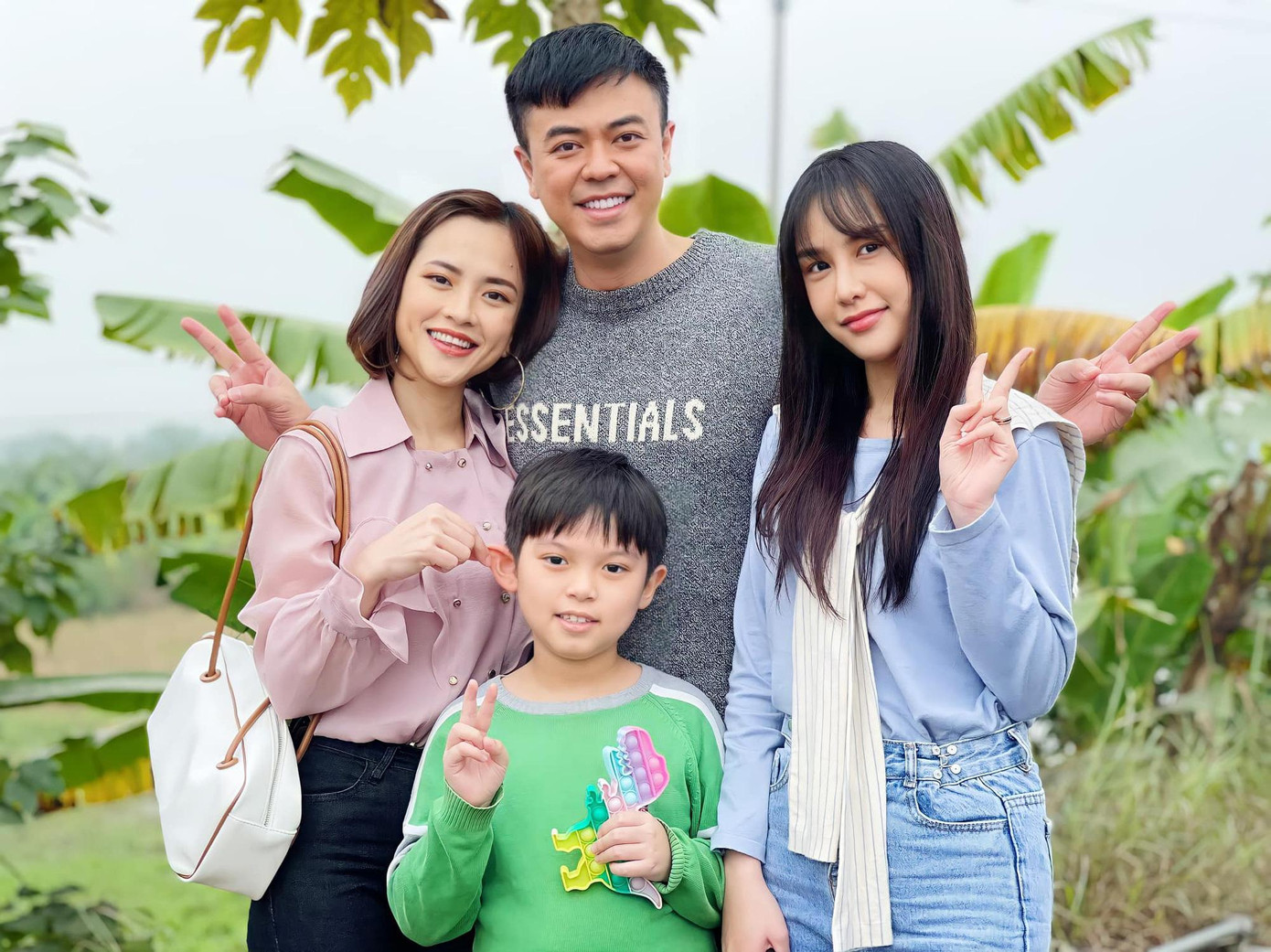 Tuấn Tú cùng gia đình trong Anh có phải đàn ông không?