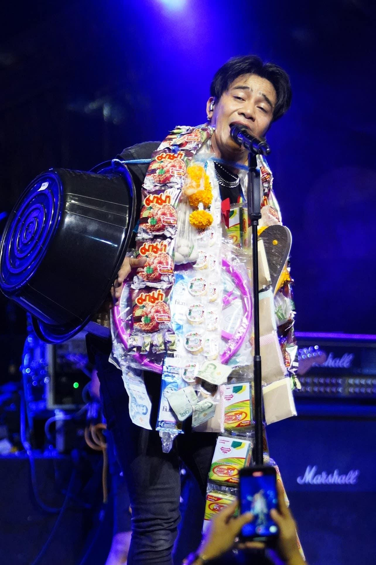 Cư dân mạng cho rằng Kong Huayrai không khác gì tiệm tạp hóa thu nhỏ. Những món đồ anh nhận được hầu hết là nhu yếu phẩm cần thiết trong cuộc sống. Cư dân mạng cho rằng Kong Huayrai không khác gì tiệm tạp hóa thu nhỏ. Những món đồ anh nhận được hầu hết là nhu yếu phẩm cần thiết trong cuộc sống.