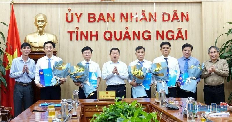 Chủ tịch UBND tỉnh Đặng Văn Minh trao quyết định và tặng hoa chúc mừng các đồng chí được điều động, luân chuyển. Chủ tịch UBND tỉnh Đặng Văn Minh trao quyết định và tặng hoa chúc mừng các đồng chí được điều động, luân chuyển.