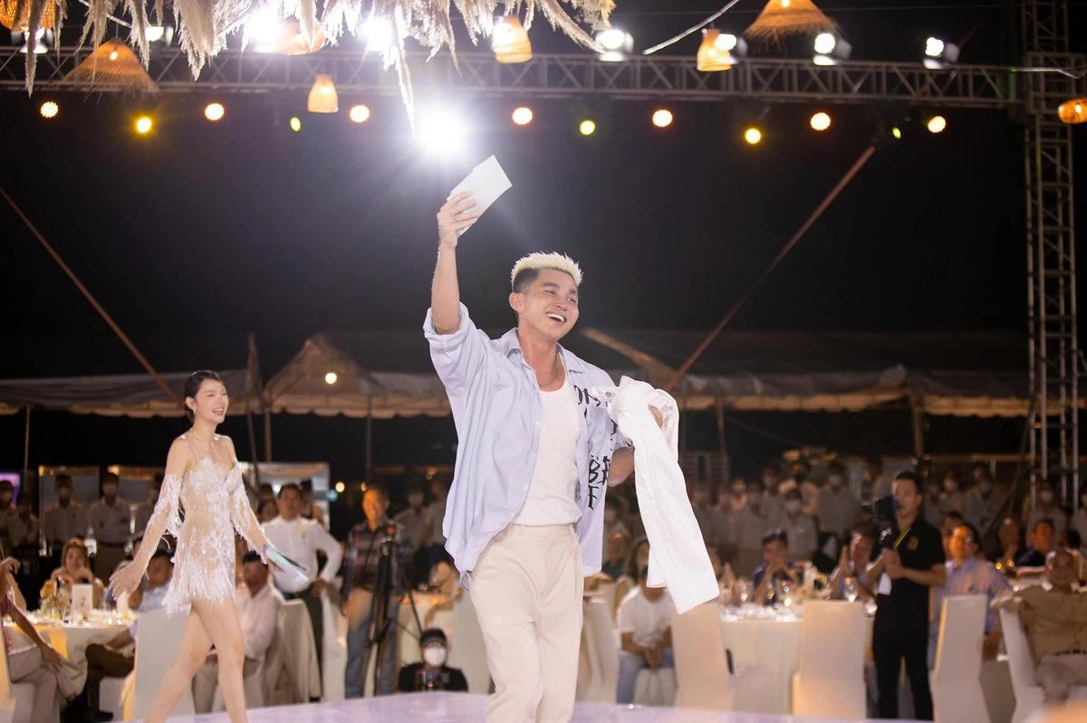 Nhiều trò chơi được tổ chức trong tiệc tối. Jun Phạm vui mừng khi giành được phần thưởng 5 triệu đồng.