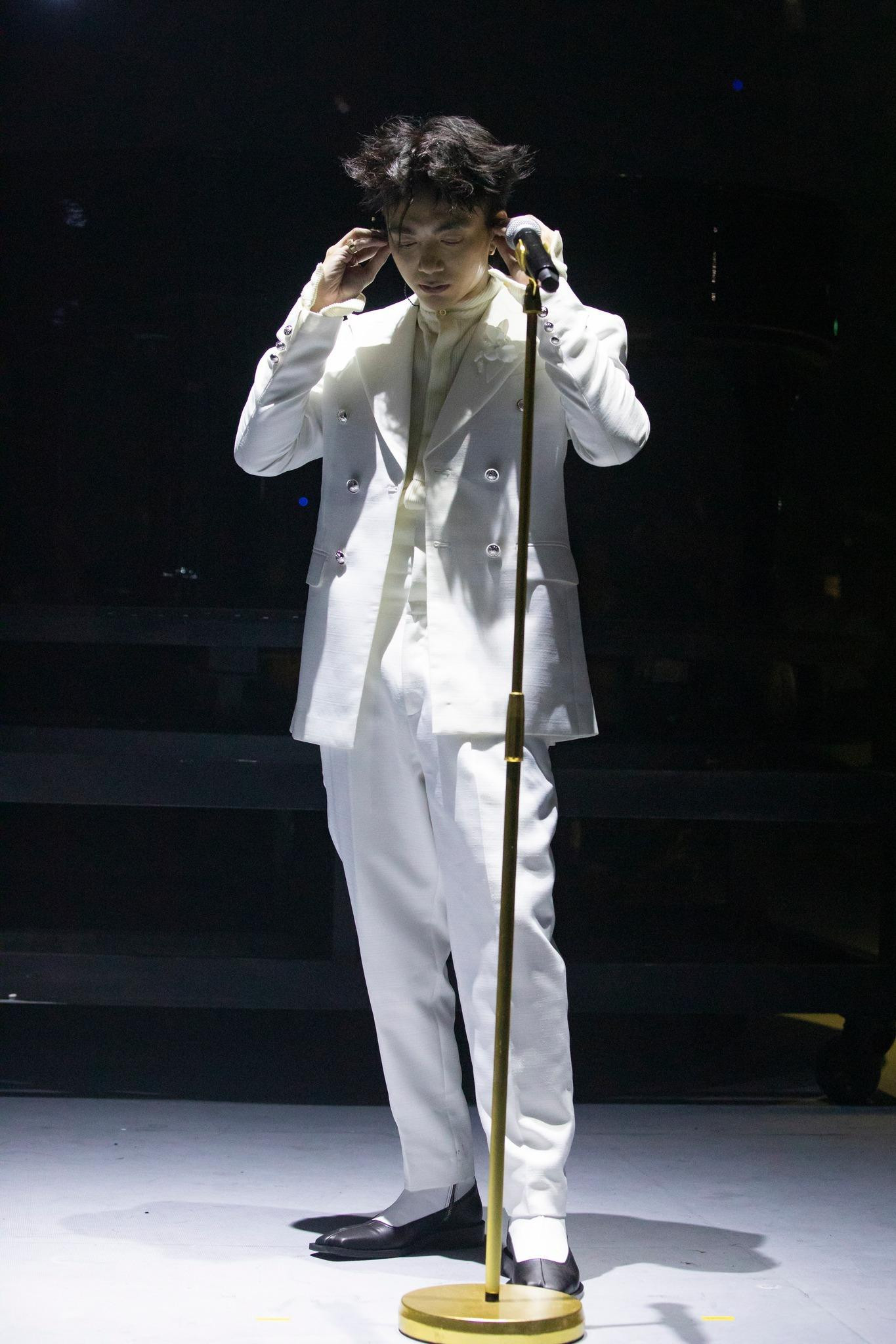 Yếu tố ánh sáng làm nên sự huyền ảo, hoành tráng cho mỗi tiết mục ở Live Concert.