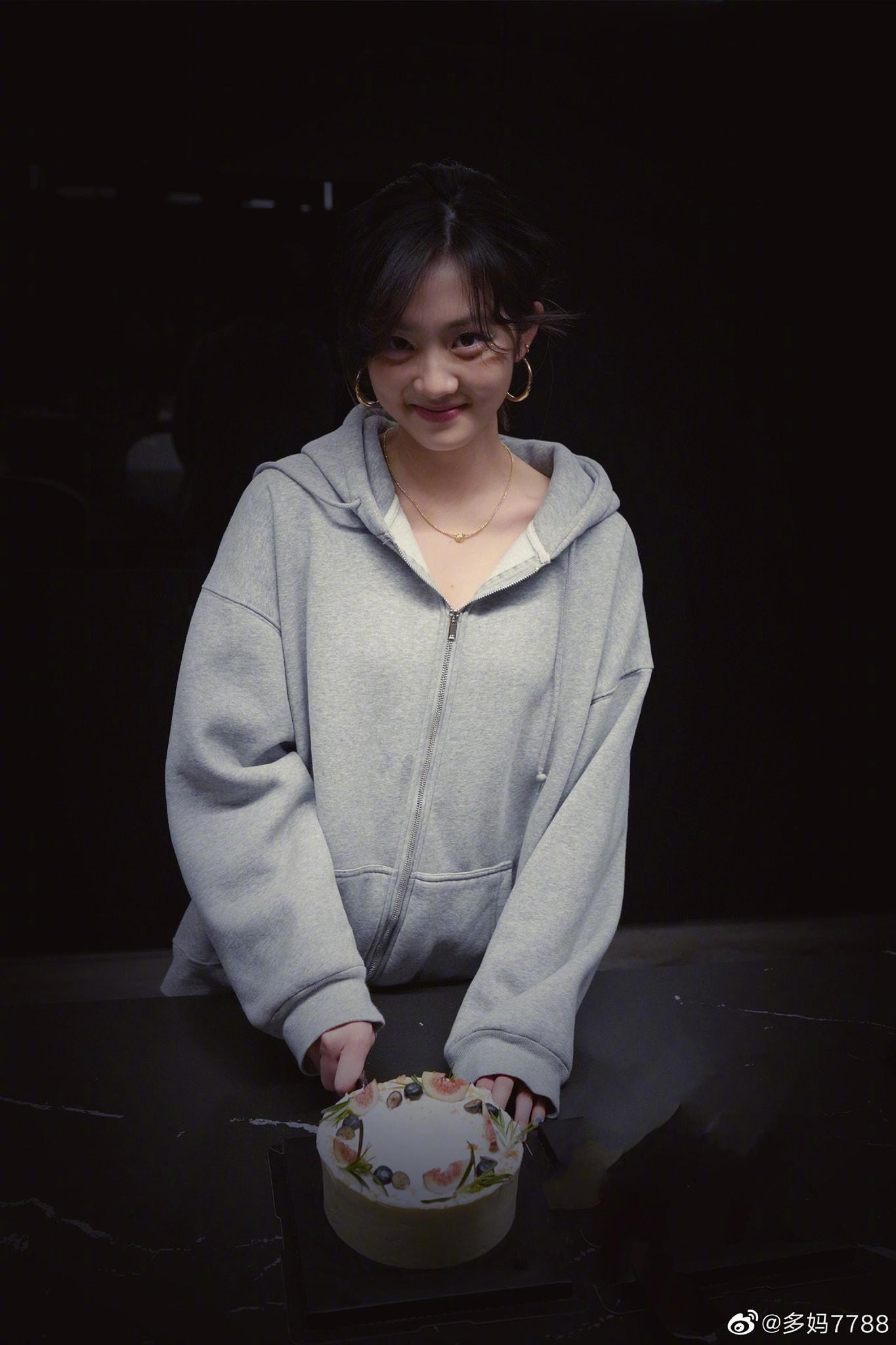 Mừng sinh nhật con gái Đa Đa tròn 16 tuổi, vợ chồng Huỳnh Lỗi và Tôn Lợi đều chia sẻ bài chúc mừng thu hút sự quan tâm của người hâm mộ.