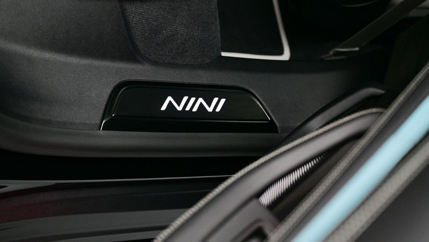 Đồng thời, biệt danh “NiNi” cũng xuất hiện nhiều nơi trên cả nội thất và ngoại thất của mẫu Taycan 4S. Đồng thời, biệt danh “NiNi” cũng xuất hiện nhiều nơi trên cả nội thất và ngoại thất của mẫu Taycan 4S.