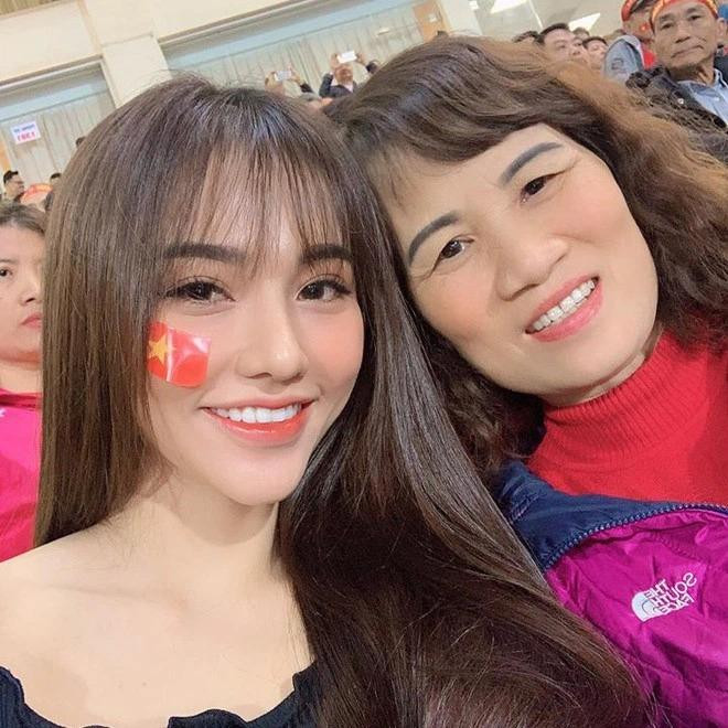 Nàng WAGs có mối quan hệ thân thiết với gia đình và bạn bè của nam cầu thủ.