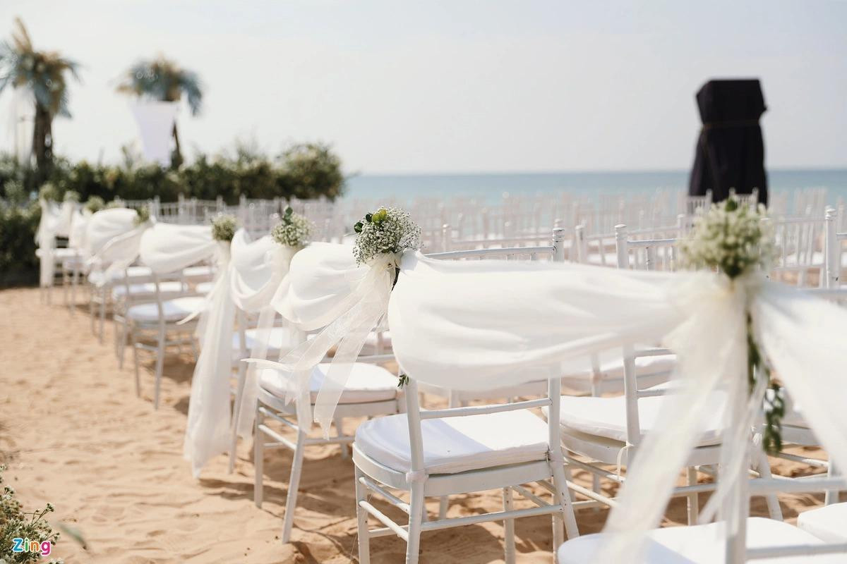 Lễ cưới được trang trí theo tông màu trắng. Giọng ca Bad Boy nhập tổng cộng 2 tấn hoa baby từ nước ngoài về để phục vụ đám cưới.