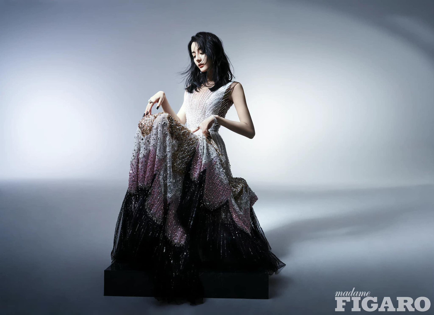 Thời gian gần đây, Địch Lệ Nhiệt Ba vướng phải lùm xùm hẹn hò tài tử Dương Dương. Hai nghệ sĩ có nhiều hình ảnh ở bên nhau như dùng đồ đôi, ở cùng địa điểm. Phía công ty quản lý của cả hai chưa lên tiếng về tin trên. Thời gian gần đây, Địch Lệ Nhiệt Ba vướng phải lùm xùm hẹn hò tài tử Dương Dương. Hai nghệ sĩ có nhiều hình ảnh ở bên nhau như dùng đồ đôi, ở cùng địa điểm. Phía công ty quản lý của cả hai chưa lên tiếng về tin trên.