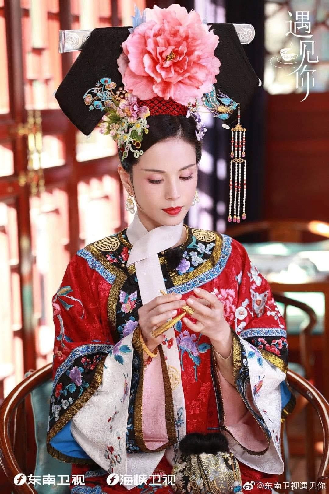 Với tạo hình mỹ nhân nhà Thanh, “Tiểu Long Nữ” Lý Nhược Đồng khiến khán giả trầm trồ vì vẻ đẹp không tuổi.