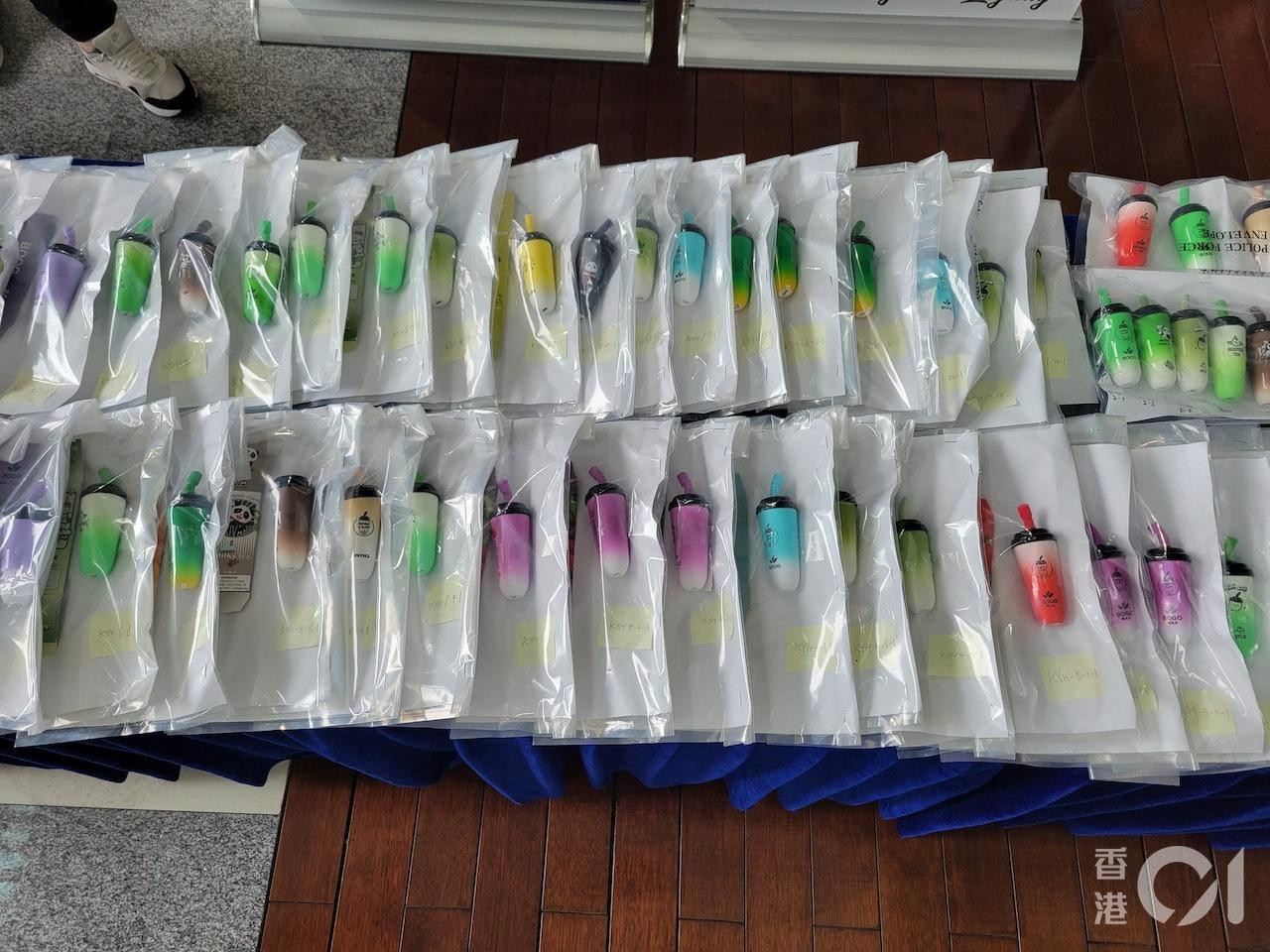 Cảnh sát thu giữ 76 điếu thuốc lá điện tử có chứa nicotin tại nơi ở của người phụ nữ 21 tuổi họ Trần. Ảnh: HK01. Cảnh sát thu giữ 76 điếu thuốc lá điện tử có chứa nicotin tại nơi ở của người phụ nữ 21 tuổi họ Trần. Ảnh: HK01.