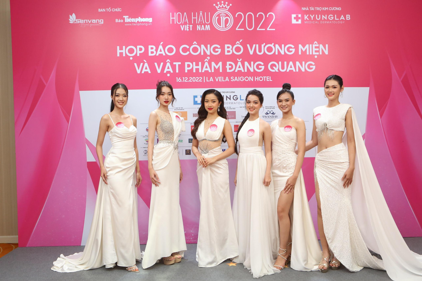 Các thí sinh trong Top 35 đọ dáng tại thảm đỏ họp báo. Các thí sinh trong Top 35 đọ dáng tại thảm đỏ họp báo.
